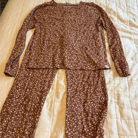 Roxy 2 piece set, more of a dusty mauve color with white detailing - Picture 2 of 2